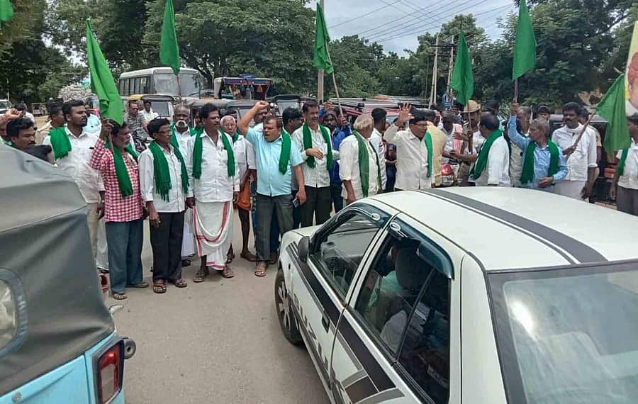 ವಾಣಿವಿಲಾಸ ಜಲಾಶಯಕ್ಕೆ ಭದ್ರಾ ನೀರನ್ನು ಹರಿಸಲು ಒತ್ತಾಯಿಸಿ ತಾಲ್ಲೂಕು ರೈತ ಸಂಘದ ನೇತೃತ್ವದಲ್ಲಿ ಹಿರಿಯೂರಿನ ತಾಲ್ಲೂಕು ಕಚೇರಿ ಮುಂಭಾಗದಲ್ಲಿ ಬೀದರ್–ಶ್ರೀರಂಗಪಟ್ಟಣ ಹೆದ್ದಾರಿ ತಡೆದು ಪ್ರತಿಭಟನೆ ನಡೆಸಲಾಯಿತು.