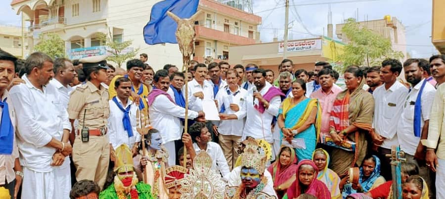 ಸಿರವಾರದಲ್ಲಿ ‌ಪರಿಶಿಷ್ಟ ಜಾತಿಗಳ ಮೀಸಲಾತಿ ಸಂರಕ್ಷಣಾ ಸಮಿತಿಯ ತಾಲ್ಲೂಕು ಒಕ್ಕೂಟದ ಪದಾಧಿಕಾರಿಗಳು ತಹಶೀಲ್ದಾರ್ ವಿಜಯೇಂದ್ರ ಹುಲಿನಾಯಕ ಅವರಿಗೆ ಮನವಿ ಸಲ್ಲಿಸಿದರು