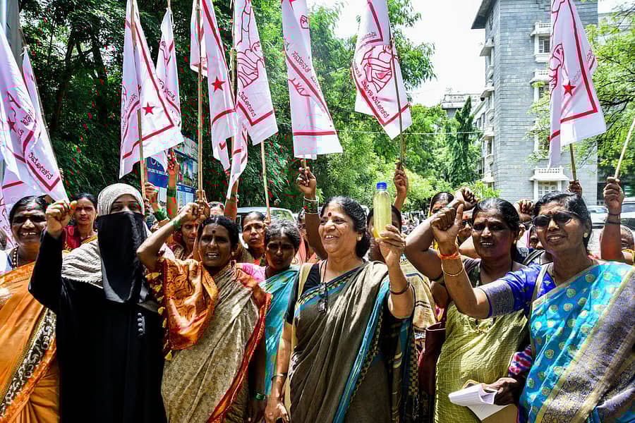 ಕಲಬುರಗಿ ಜನರಿಗೆ ಕುಡಿಯಲು ಶುದ್ಧ ನೀರು ಒದಗಿಸುವಂತೆ ಆಗ್ರಹಿಸಿ ಸೋಮವಾರ ಜನವಾದಿ ಮಹಿಳಾ ಸಂಘಟನೆ ಕಾರ್ಯಕರ್ತೆಯರು ಅಶುದ್ಧ ನೀರಿನ ಬಾಟಲ್ ಪ್ರದರ್ಶಿಸಿ ಜಿಲ್ಲಾಧಿಕಾರಿ ಕಚೇರಿ ಬಳಿ ಪ್ರತಿಭಟನೆ ನಡೆಸಿದರು