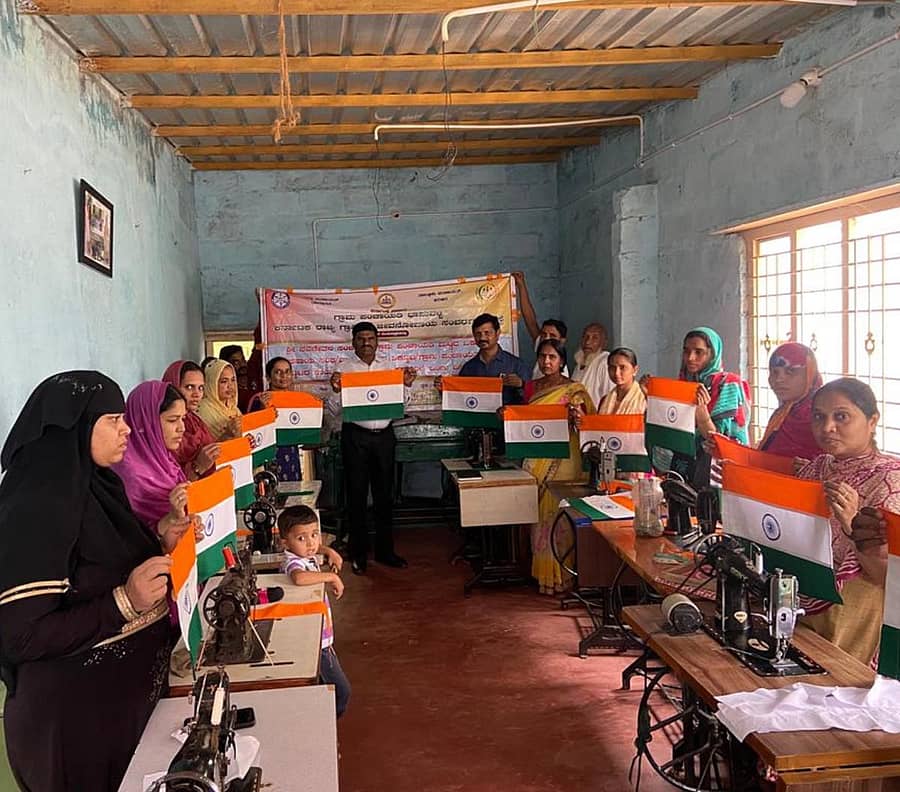 ದಾವಣಗೆರೆ ಜಿಲ್ಲೆಯ ಭಾನುವಳ್ಳಿ ಗ್ರಾಮದ ಎನ್‌ಆರ್‌ಎಲ್‌ಎಂ ಸಂಜೀವಿನಿ ಒಕ್ಕೂಟದ ‘ಈಶ್ವರ ಅಲ್ಲಾ ಮಹಿಳಾ ಸ್ವಸಹಾಯ ಸಂಘ’ದವರು ರಾಷ್ಟ್ರಧ್ವಜದ ಹೊಲಿಗೆ ಆರಂಭಿಸಿರುವುದು.