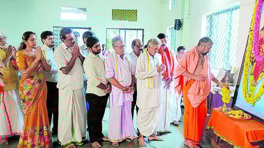 ವಂದೇಮಾತರಂ ಹಾಗೂ ಗುರುವಂದನಾ ಕಾರ್ಯಕ್ರಮವನ್ನು ಮೋಹನದಾಸ ಪರಮಹಂಸ ಸ್ವಾಮೀಜಿ ಉದ್ಘಾಟಿಸಿದರು.