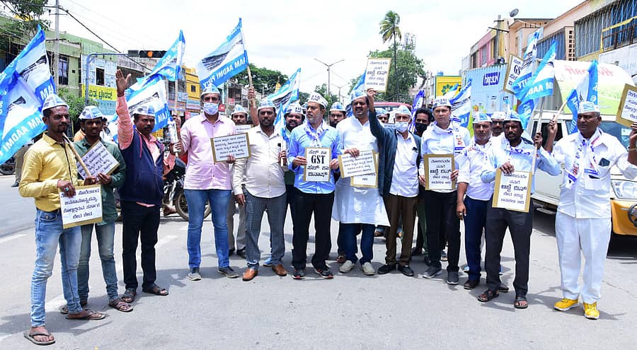 ಚಿಕ್ಕಬಳ್ಳಾಪುರದ ಅಂಬೇಡ್ಕರ್ ವೃತ್ತದಲ್ಲಿ ಆಮ್ ಆದ್ಮಿ ಕಾರ್ಯಕರ್ತರು ಅಗತ್ಯ ವಸ್ತುಗಳ ಬೆಲೆ ಏರಿಕೆಯನ್ನು ಖಂಡಿಸಿ ಪ್ರತಿಭಟಿಸಿದರು