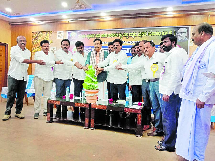 ತರೀಕೆರೆ ಪಟ್ಟಣದಲ್ಲಿ ನಡೆದ ಪತ್ರಿಕಾ ದಿನಾಚರಣೆಯನ್ನು ಶಾಸಕ ಡಿ.ಎಸ್.ಸುರೇಶ್ ಉದ್ಘಾಟಿಸಿದರು.