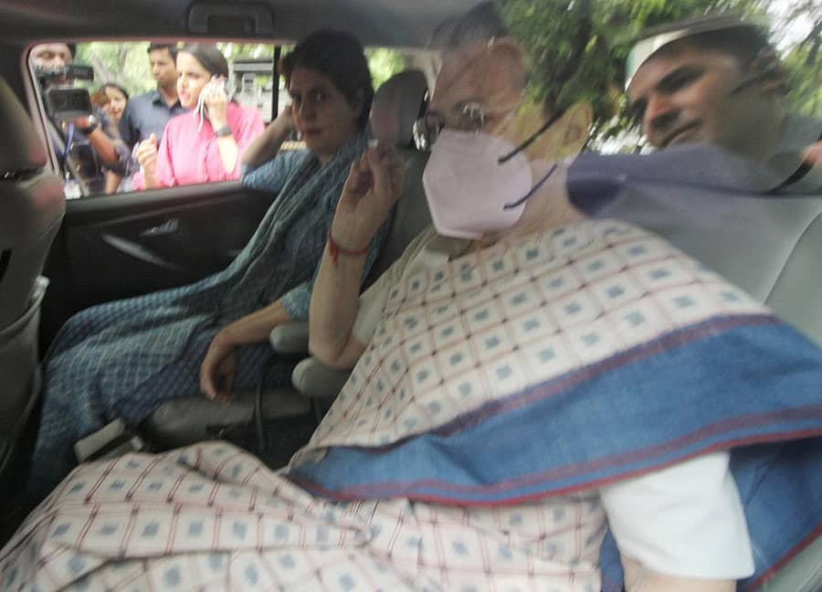 ಪುತ್ರಿ ಪ್ರಿಯಾಂಕಾ ಗಾಂಧಿ ವಾದ್ರಾ ಜತೆ ಇ.ಡಿ ಕಚೇರಿಗೆ ಆಗಮಿಸಿದ ಸೋನಿಯಾ ಗಾಂದಿ