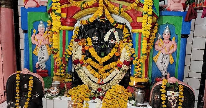 ಭೀಮನ ಅಮಾವಾಸ್ಯೆ ಅಂಗವಾಗಿ ಬೈಲಹೊಂಗಲ ತಾಲ್ಲೂಕಿನ ಸೊಗಲ ಕ್ಷೇತ್ರದಲ್ಲಿ ಶಿವ- ಪಾರ್ವತಿ ಮೂರ್ತಿಗೆ ಗುರುವಾರ ವಿಶೇಷ ಅಲಂಕಾರ ಮಾಡಲಾಯಿತು