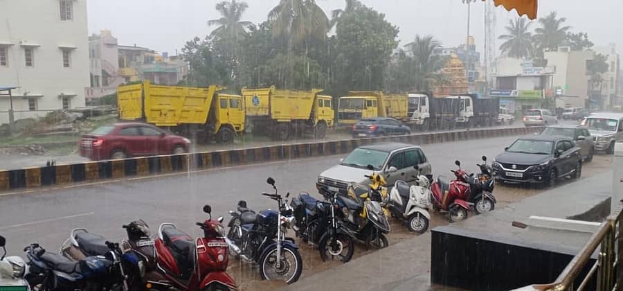 ಕೋಲಾರದಲ್ಲಿ ಬುಧವಾರ ಸಂಜೆ ಬಿರುಸಿನ ಮಳೆಯಾಯಿತು