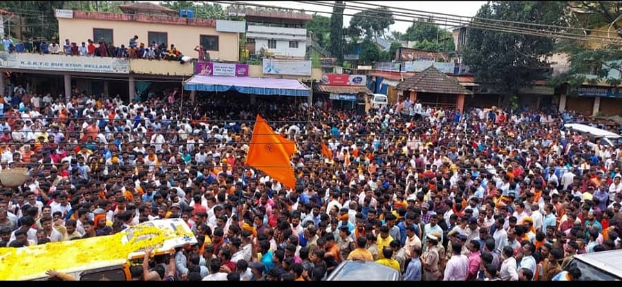 ದಕ್ಷಿಣ ಕನ್ನಡ ಜಿಲ್ಲೆ ಬೆಳ್ಳಾರಿನ ನೆಟ್ಟಾರು ಗ್ರಾಮದಲ್ಲಿ ಹತ್ಯೆಯಾದ ಬಿಜೆಪಿ ಯುವ ಮೋರ್ಚಾ ಮುಖಂಡ ಪ್ರವೀಣ್ ನೆಟ್ಟಾರು ಅವರ ಮೃತ ದೇಹದ ಅಂತಿಮ ಯಾತ್ರೆಯ ಮೆರವಣಿಗೆಯಲ್ಲಿ ಅಪಾರ ಸಂಖ್ಯೆಯಲ್ಲಿ ಸೇರಿದ್ದ ಕಾರ್ಯಕರ್ತರು