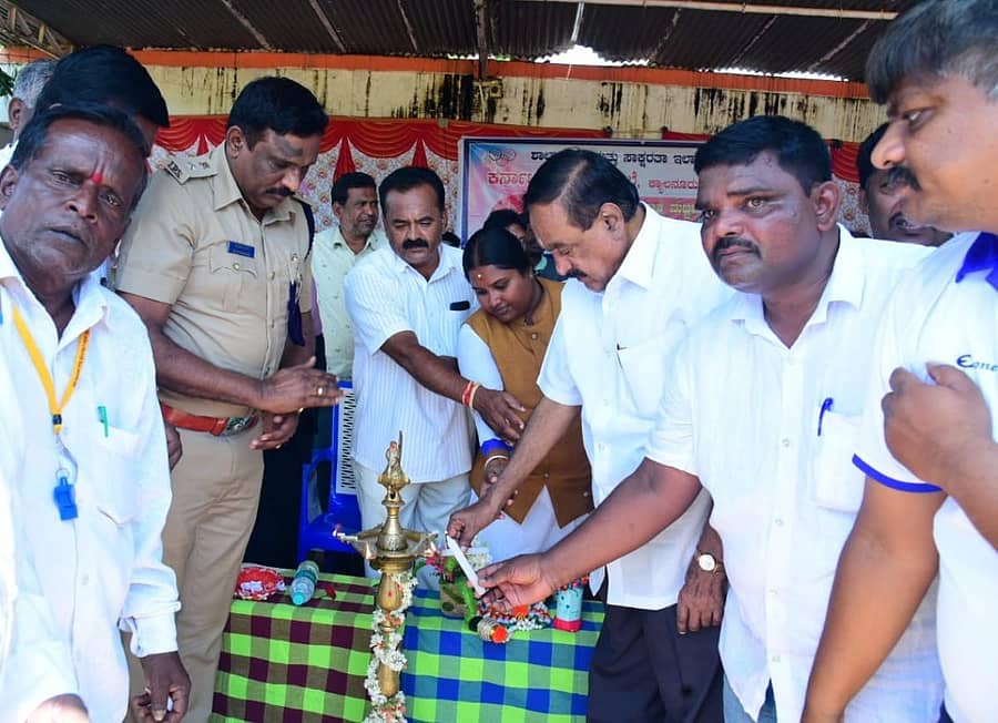 ಕೋಲಾರ ತಾಲ್ಲೂಕು ವೇಮಗಲ್ ಹೋಬಳಿ ಮಟ್ಟದ ಪ್ರಾಥಮಿಕ, ಪ್ರೌಢಶಾಲಾ ಕ್ರೀಡಾಕೂಟವನ್ನು ಕ್ಯಾಲನೂರು ಸರ್ಕಾರಿ ಪ್ರೌಢಶಾಲೆ ಆವರಣದಲ್ಲಿ ಶಾಸಕ ಕೆ. ಶ್ರೀನಿವಾಸಗೌಡ ಹಾಗೂ ಜಿಲ್ಲಾ ಪೊಲೀಸ್ ವರಿಷ್ಠಾಧಿಕಾರಿ ಡಿ. ದೇವರಾಜ್ ಉದ್ಘಾಟಿಸಿದರು