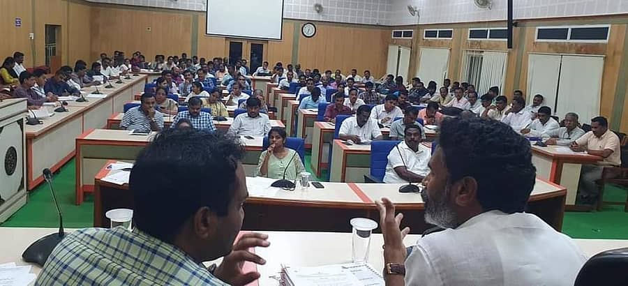 ಕೋಲಾರದಲ್ಲಿ ಬುಧವಾರ ಸಂಸದ ಎಸ್.ಮುನಿಸ್ವಾಮಿ ಅಧಿಕಾರಿಗಳ ಸಭೆ ನಡೆಸಿದರು. ಜಿಲ್ಲಾ ಪಂಚಾಯಿತಿ ಸಿಇಒ ಯುಕೇಶ್ ಕುಮಾರ್ ಇದ್ದಾರೆ