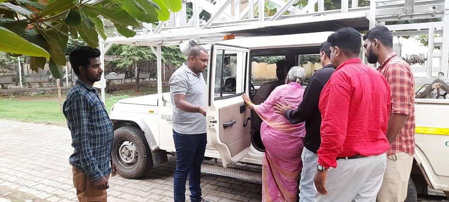 ಮಹಿಳೆಯನ್ನು ವಾಹನದಲ್ಲಿ ಕರೆದೊಯ್ದ ನಗರಪಾಲಿಕೆ ಸಿಬ್ಬಂದಿ