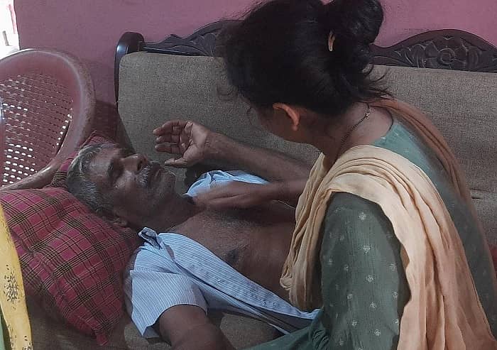 ಅಸ್ವಸ್ಥಗೊಂಡಿರುವ ಶೇಖರ ಪೂಜಾರಿ ಅವರನ್ನು ಕುಟುಂಬಸ್ಥರು ಉಪಚರಿಸಿದರು