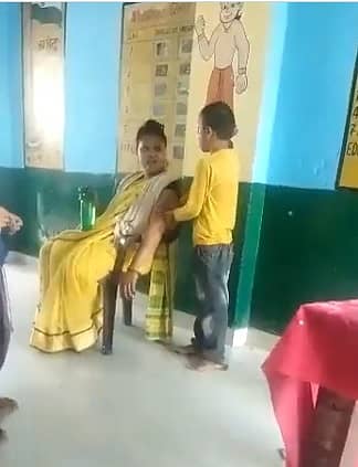 ವಿದ್ಯಾರ್ಥಿಯಿಂದ ಮಸಾಜ್ ಮಾಡಿಸಿಕೊಳ್ಳುತ್ತಿರುವ ಶಿಕ್ಷಕಿ (ಟ್ವಿಟರ್ ಚಿತ್ರ)