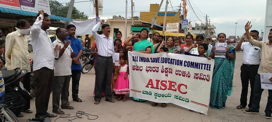 ನೂತನ ರಾಷ್ಟ್ರೀಯ ಶಿಕ್ಷಣ ನೀತಿ ಖಂಡಿಸಿ ಅಖಿಲ ಭಾರತ ಶಿಕ್ಷಣ ಉಳಿಸಿ ಸಮಿತಿ ಮುಖಂಡರು ವಾಡಿಯಲ್ಲಿ ಶುಕ್ರವಾರ ಪ್ರತಿಭಟನೆ ನಡೆಸಿದರು