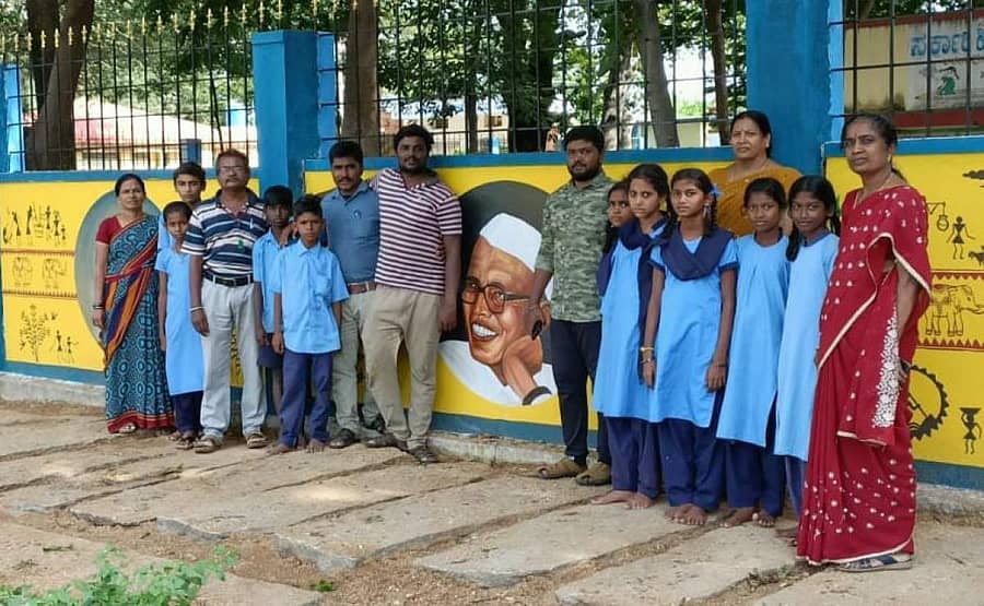 ಅಲಕಾಪುರದಲ್ಲಿನ ಸರ್ಕಾರಿ ಹಿರಿಯ ‌ಪ್ರಾಥಮಿಕ ಶಾಲೆಯ ಕಾಂಪೌಂಡ್ ಗೋಡೆಯ ಮೇಲಿನ ಬರಹಗಳ ಜೊತೆಗೆ ಶಾಲಾ ಶಿಕ್ಷಕರು, ಮಕ್ಕಳು ಮತ್ತು ಚಿತ್ರ ಕಲಾವಿದರು