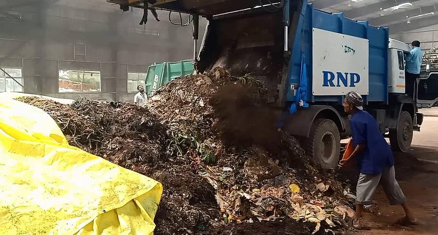 ಸುಬ್ಬರಾಯನಪಾಳ್ಯ ತ್ಯಾಜ್ಯ ಸಂಸ್ಕರಣೆ ಘಟಕದಲ್ಲಿ ಹಸಿ ಕಸ ಸುರಿಯುತ್ತಿರುವಾಗಲೇ ಮಿಶ್ರಣ ಹಾಕುತ್ತಿರುವುದು