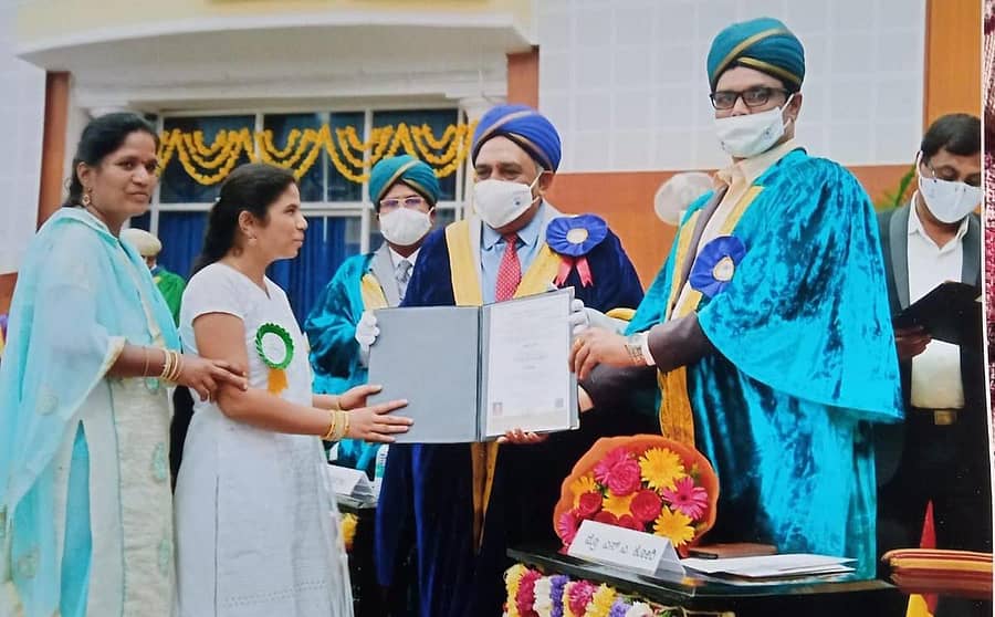 ಪಿಎಚ್‌ಡಿ ಪದವಿ ಸ್ವೀಕರಿಸುತ್ತಿರುವ ಬಿ.ಎಂ.ಮಾಲಾ
