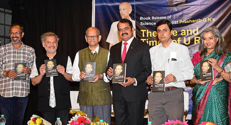 ನಗರದಲ್ಲಿ ಶನಿವಾರ ನಡೆದ ಸಮಾರಂಭದಲ್ಲಿ ಯು.ಆರ್.ರಾವ್ ಸ್ಯಾಟಲೈಟ್ ಸೆಂಟರ್ನ ಮಾಜಿ ನಿರ್ದೇಶಕ ಎಂ. ಅಣ್ಣಾ ದೊರೆ (ಎಡದಿಂದ ನಾಲ್ಕನೆಯವರು) ಪತ್ರಕರ್ತ ಪ್ರಶಾಂತ್.ಜಿ.ಎನ್ (ಎಡದಿಂದ ಐದನೆಯವರು) ಅವರ ‘ದಿ ಲೈಫ್ ಆ್ಯಂಡ್ ಟೈಮ್ಸ್ ಆಫ್ ಯು.ಆರ್.ರಾವ್’ ಪುಸ್ತಕವನ್ನು ಲೋಕಾರ್ಪಣೆ ಮಾಡಿದರು. (ಎಡದಿಂದ) 'ನಾಕುತಂತಿ' ಪ್ರಕಾಶಕ ಬಿ.ಸುರೇಶ್, ಯು.ಆರ್.ರಾವ್ ಅವರ ಮಗ ಮದನ್ ರಾವ್, ತಮ್ಮ ಗೋವಿಂದ ರಾವ್ ಮತ್ತು ಮಗಳು ಮಾಲಾ ರಾವ್ ಇದ್ದರು - - -- - – ಪ್ರಜಾವಾಣಿ ಚಿತ್ರ