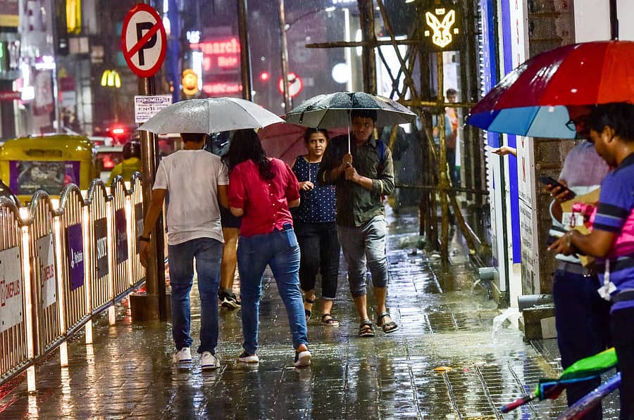 ನಗರದ ಬ್ರಿಗೇಡ್ ರಸ್ತೆಯಲ್ಲಿ ಶನಿವಾರ ರಾತ್ರಿ ಸುರಿದ ಮಳೆಯಲ್ಲೇ ಜನರು ಕೊಡೆ ಹಿಡಿದು ಸಾಗಿದರು–ಪ್ರಜಾವಾಣಿ ಚಿತ್ರ