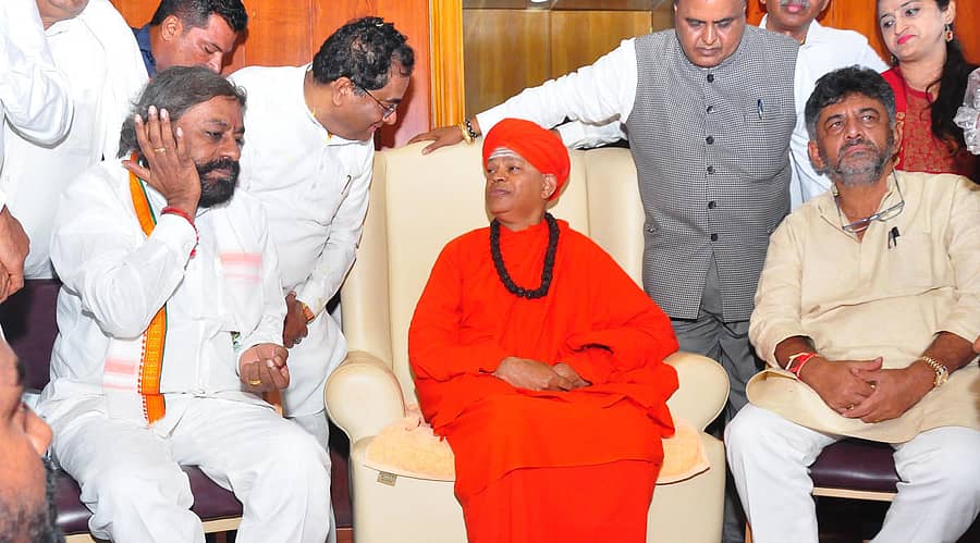 ಚಿತ್ರದುರ್ಗದ ಮುರುಘಾ ಮಠಕ್ಕೆ ಆ.3ರಂದು ರಾಹುಲ್‌ ಗಾಂಧಿ ಅವರು ಆಗಮಿಸುತ್ತಿರುವ ಹಿನ್ನೆಲೆಯಲ್ಲಿ ಕೆಪಿಸಿಸಿ ಅಧ್ಯಕ್ಷ ಡಿ.ಕೆ.ಶಿವಕುಮಾರ್‌ ಅವರು ಡಾ.ಶಿವಮೂರ್ತಿ ಮುರುಘಾ ಶರಣರನ್ನು ಭಾನುವಾರ ಭೇಟಿ ಮಾಡಿ ಚರ್ಚೆ ನಡೆಸಿದರು. ಕೆಪಿಸಿಸಿ ಕಾರ್ಯಾಧ್ಯಕ್ಷ ಈಶ್ವರ್‌ ಖಂಡ್ರೆ ಇದ್ದಾರೆ.