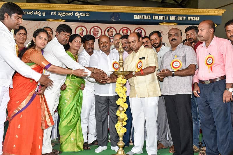 ಮೈಸೂರಿನ ವಸ್ತು‍‍ಪ್ರದರ್ಶನ ಆವರಣದಲ್ಲಿ ಭಾನುವಾರ ನಡೆದ ಗ್ರಾಮ ಪಂಚಾಯಿತಿ ಸದಸ್ಯರ ಸ್ವಾಭಿಮಾನಿ ಸಮಾವೇಶವನ್ನು ವಿಧಾನರಾದ ಸಿ.ಎನ್, ಮಂಜೇಗೌಡ ಮತ್ತು ಡಾ.ಡಿ.ತಿಮ್ಮಯ್ಯ ಉದ್ಘಾಟಿಸಿದರು. ನಿಶಾಂತ್, ಬೇಬಿ ಮಹೇಶ್, ರಂಗಸ್ವಾಮಿ, ನಾಗರಾಜು ಎನ್., ಸತೀಶ್ ಕಾಡಶೆಟ್ಟಿಹಳ್ಳಿ, ರಾಘವೇಂದ್ರ ಕೆ.ಎಸ್. ಇದ್ದಾರೆ/ ಪ್ರಜಾವಾಣಿ ಚಿತ್ರ