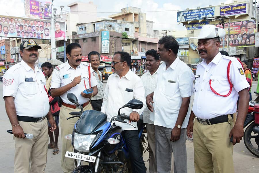 ಚಿತ್ರದುರ್ಗದ ಗಾಂಧಿ ವೃತ್ತದಲ್ಲಿ ಹೆಲ್ಮೆಟ್ ಧರಿಸದವರಿಗೆ ದಂಡ ವಿಧಿಸಿದ ಸಂಚಾರ ಠಾಣೆ ಪೊಲೀಸರು. ಚಿತ್ರ– ವಿ.ಚಂದ್ರಪ್ಪ