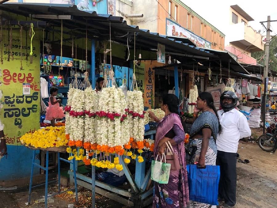 ಚಾಮರಾಜನಗರದ ಮಳಿಗೆಯೊಂದರಲ್ಲಿ ಸೋಮವಾರ ಹೂವು ಖರೀದಿಯಲ್ಲಿ ತೊಡಗಿದ್ದ ಗ್ರಾಹಕರು