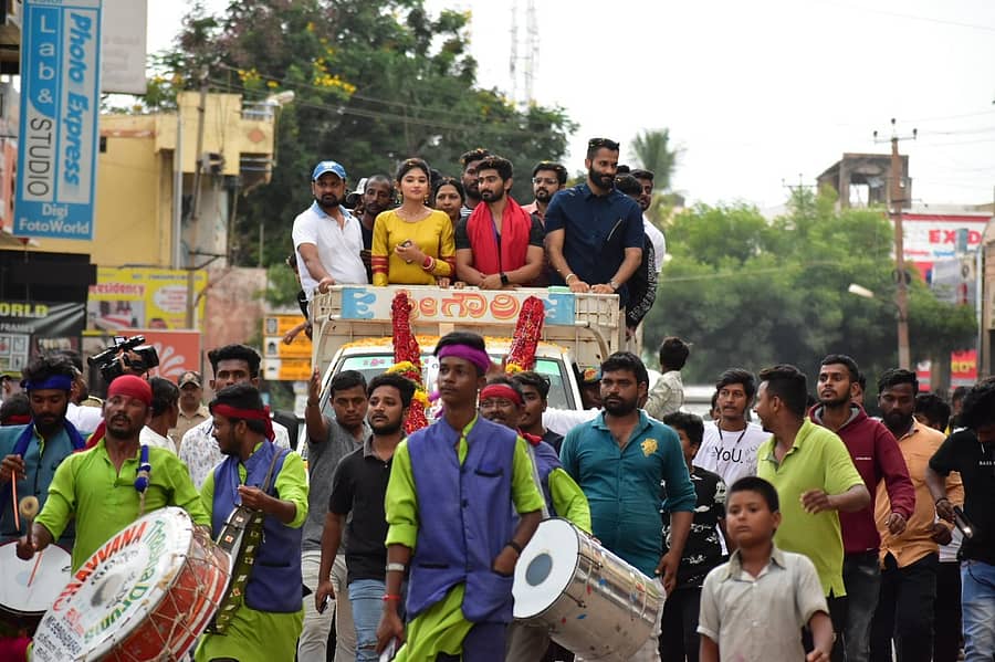 ‘ಲವ್ 360 ಡಿಗ್ರಿ’ ಚಿತ್ರ ತಂಡದಿಂದ ರೋಡ್ ಶೋ