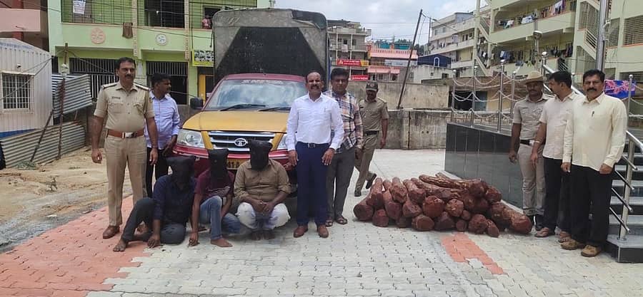 ಆನೇಕಲ್ ತಾಲ್ಲೂಕಿನ ಬೊಮ್ಮಸಂದ್ರದ ಬಳಿ ಪೊಲೀಸರು ಬಂಧಿಸಿರುವ ರಕ್ತಚಂದನ ಸಾಗಿಸುತ್ತಿದ್ದ ಆರೋಪಿಗಳು