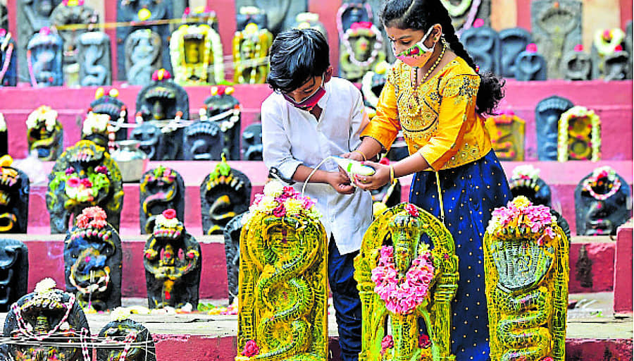 ಬೆಂಗಳೂರಿನ ಮಲ್ಲೇಶ್ವರದಲ್ಲಿರುವ ಕಾಡು ಮಲ್ಲೇಶ್ವರ ದೇವಸ್ಥಾನದಲ್ಲಿ ನಾಗರ ಪಂಚಮಿ ಪ್ರಯುಕ್ತ ಶನಿವಾರ ಪುಟಾಣಿಗಳು ನಾಗರ ಕಲ್ಲಿಗೆ ಹಾಲೆರೆದು ಪೂಜೆ ಸಲ್ಲಿಸಿದರು -ಪ್ರಜಾವಾಣಿ ಚಿತ್ರ/ ರಂಜು ಪಿ
