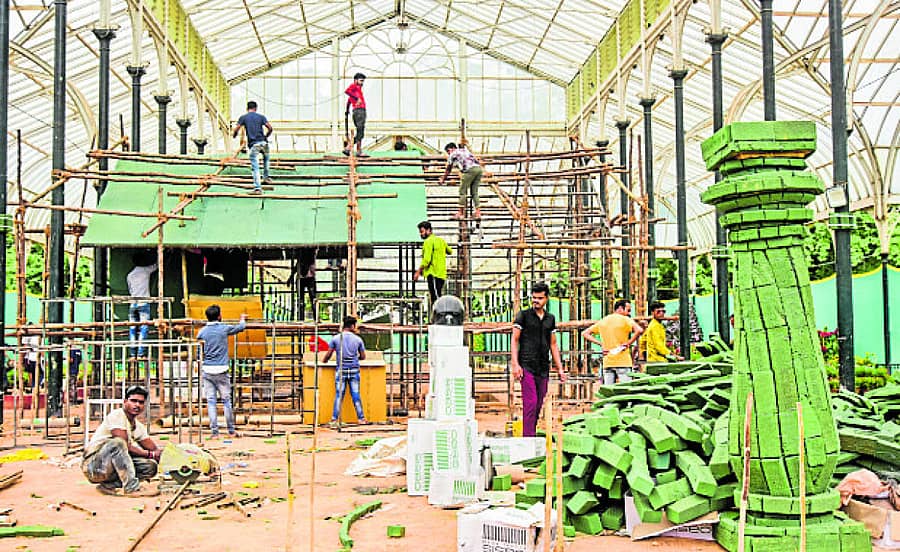 ಸ್ವಾತಂತ್ರ್ಯೋತ್ಸವದ ಅಂಗವಾಗಿ ಲಾಲ್ಬಾಗ್ನಲ್ಲಿ ನಡೆಯುವ ಫಲಪುಷ್ಪ ಪ್ರದರ್ಶನಕ್ಕೆ ಗಾಜನೂರಿನಲ್ಲಿರುವ ಡಾ.ರಾಜ್ಕುಮಾರ್ ಅವರ ಪೂರ್ವಜರ ಮನೆಯ ಪ್ರತಿಕೃತಿಯನ್ನು ಸಿದ್ಧಗೊಳಿಸುತ್ತಿರುವ ಕಲಾವಿದರು