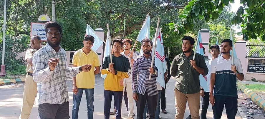 ಪಿ.ಎಫ್‌.ಐ. ಕಾರ್ಯಕರ್ತರು ಮಂಗಳವಾರ ಹೊಸಪೇಟೆ ಜಿಲ್ಲಾಧಿಕಾರಿ ಕಚೇರಿ ಎದುರು ಪ್ರತಿಭಟನೆ ನಡೆಸಿದರು