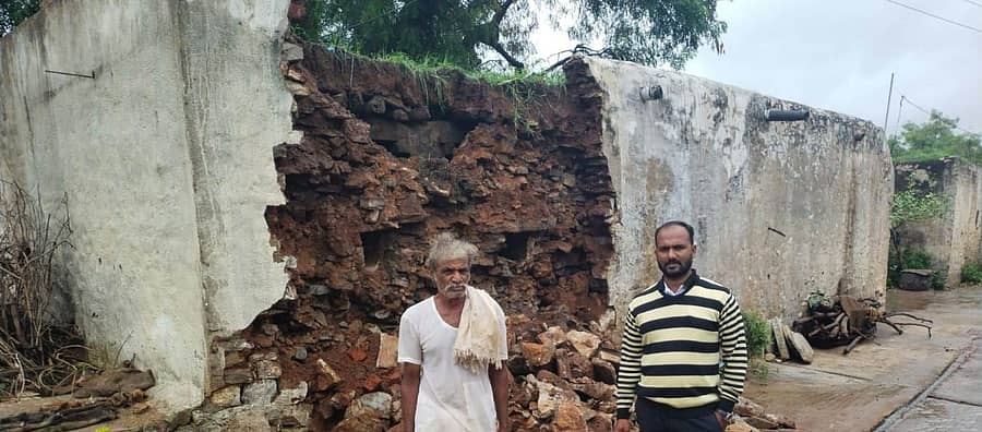 ವಿಜಯನಗರ ಜಿಲ್ಲೆ ಹಗರಿಬೊಮ್ಮನಹಳ್ಳಿ ತಾಲ್ಲೂಕಿನ ಹರೇಗೊಂಡನಹಳ್ಳಿಯಲ್ಲಿ ಮಂಗಳವಾರ ಮಳೆಯಿಂದಾಗಿ ಮನೆಯ ಗೋಡೆ ಕುಸಿದು ಬಿದ್ದಿದೆ