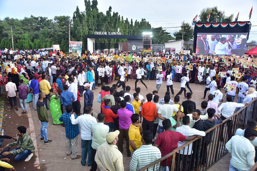 ರಾಹುಲ್ ಗಾಂಧಿಗಾಗಿ ಹುಬ್ಬಳ್ಳಿಯಲ್ಲಿ ಕಾಯುತ್ತಿರುವ ಕಾರ್ಯಕರ್ತರು