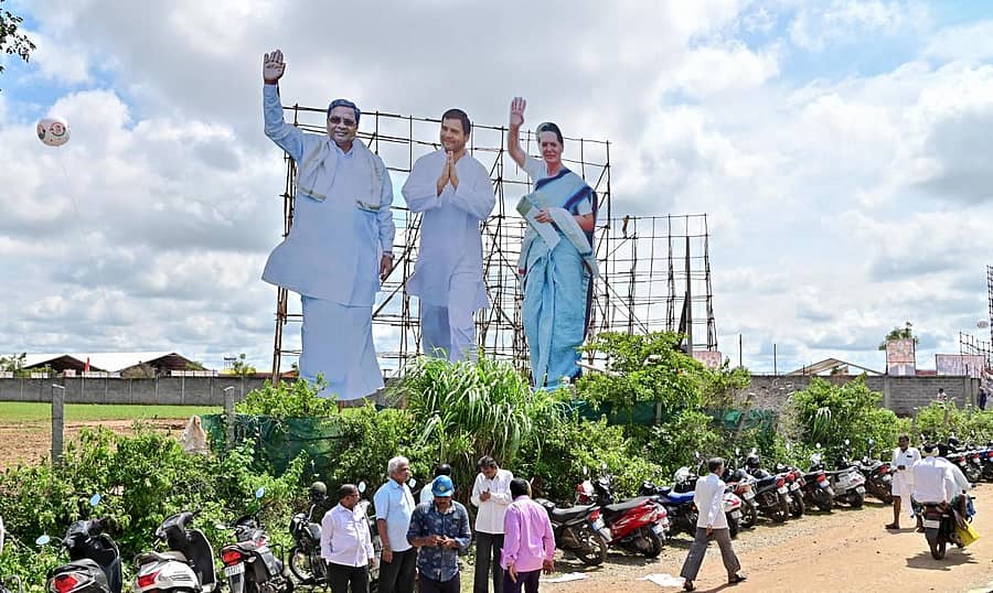 ಸಿದ್ದರಾಮಯ್ಯ ಅವರ ಜನ್ಮದಿನೋತ್ಸವದ ಅಂಗವಾಗಿ ದಾವಣಗೆರೆಯ ಹೊರವಲಯದಲ್ಲಿ ಹಾಕಿರುವ ಬೃಹತ್ ಕಟೌಟ್ –ಪ್ರಜಾವಾಣಿ ಚಿತ್ರ