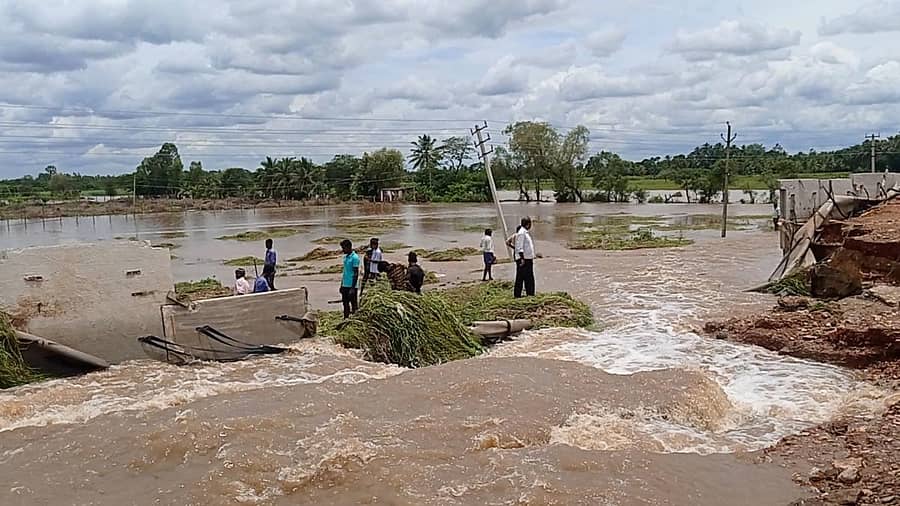 ಹೊಸಬೂದನೂರು ಕೆರೆ ಒಡೆದು ನೀರು ಬೆಂಗಳೂರು– ಮೈಸೂರು ರಾಷ್ಟ್ರೀಯ ಹೆದ್ದಾರಿ ಮೇಲೆ ಹರಿಯುತ್ತಿರುವುದು