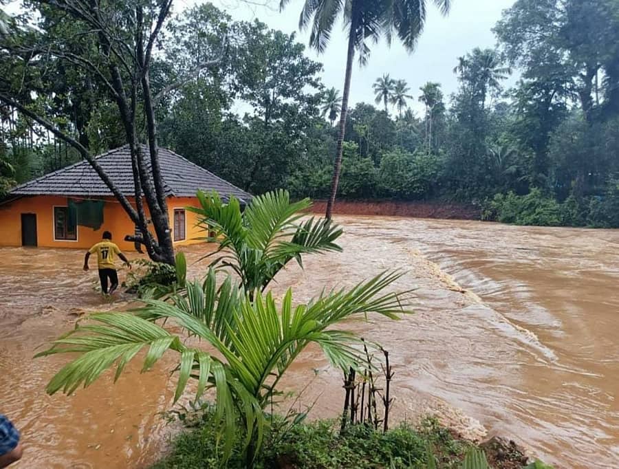 ನೆರೆಯಿಂದಾಗಿ ಸಂಪಾಜೆಯಲ್ಲಿ ಮನೆಯೊಂದು ಜಲಾವೃತವಾಗಿರುವುದು