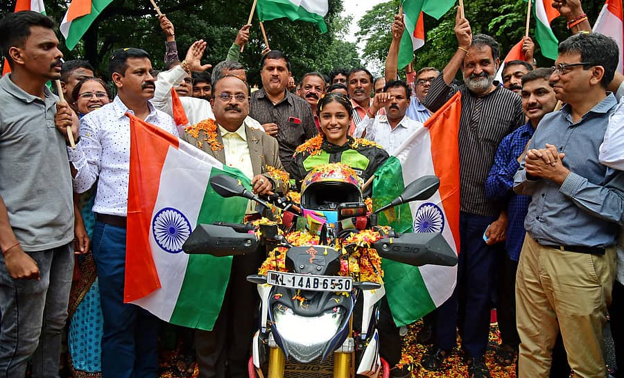 ಸ್ವಾತಂತ್ರ್ಯ ಅಮೃತ ಮಹೋತ್ಸವದ ಸಂದರ್ಭದಲ್ಲಿ ದೇಶದಾದ್ಯಂತ ‘ತಿರಂಗಾ ಯಾತ್ರೆ’ ಕೈಗೊಂಡಿರುವ ಕಾಸರಗೋಡಿನ ಅಮೃತಾ ಜೋಶಿ ನಗರಕ್ಕೆ ಬಂದಾಗ ಬಿಬಿಎಂಪಿ ವತಿಯಿಂದ ಸನ್ಮಾನಿಸಲಾಯಿತು –ಪ್ರಜಾವಾಣಿ ಚಿತ್ರ