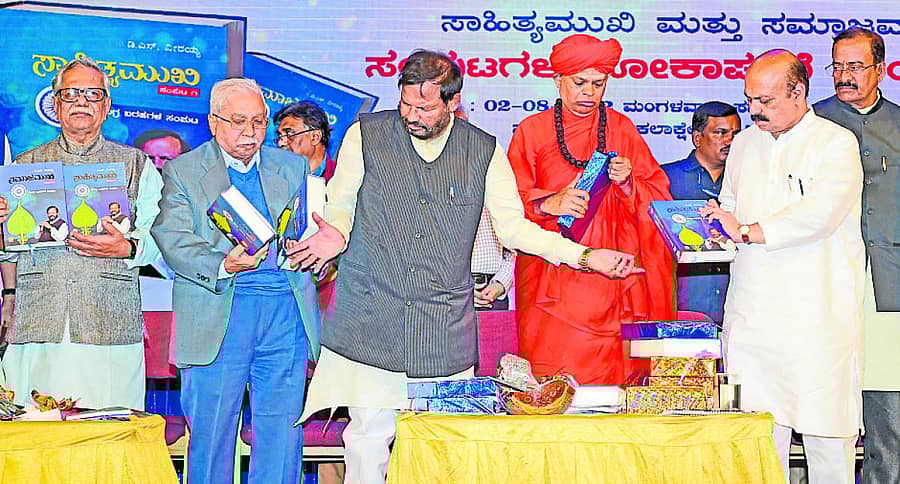 ’ಸಾಹಿತ್ಯಮುಖಿ‘ ಮತ್ತು ’ಸಮಾಜಮುಖಿ‘ ಪುಸ್ತಕಗಳನ್ನು ಮುಖ್ಯಮಂತ್ರಿ ಬಸವರಾಜ ಬೊಮ್ಮಾಯಿ ಬಿಡುಗಡೆ ಮಾಡಿದರು. (ಎಡದಿಂದ) ಸಾಹಿತಿಗಳಾದ ದೊಡ್ಡರಂಗೇಗೌಡ, ಚಂದ್ರಶೇಖರ ಕಂಬಾರ, ಡಿ.ಎಸ್‌.ವೀರಯ್ಯ, ಶಿವಮೂರ್ತಿ ಮುರುಘಾ ಶರಣರು, ಪ್ರೊ. ಮಲ್ಲೇಪುರಂ ಜಿ. ವೆಂಕಟೇಶ್ ಇದ್ದರು - – -ಪ್ರಜಾವಾಣಿ ಚಿತ್ರ