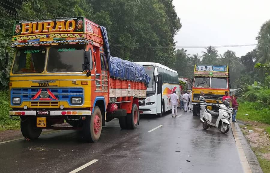 ಆರಂಬೂರಿನಲ್ಲಿ ಹೆದ್ದಾರಿಯಲ್ಲಿ ವಾಹನಗಳು ಸಾಲುಗಟ್ಟಿ ನಿಂತಿರುವುದು