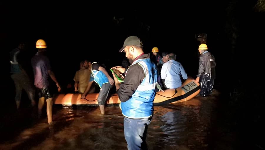 ರಸ್ತೆಯಲ್ಲಿ ಸಿಲುಕಿದ ವಾಹನಗಳು, ದೋಣಿಯಲ್ಲಿ ಪ್ರಯಾಣಿಕರ ರಕ್ಷಣೆ