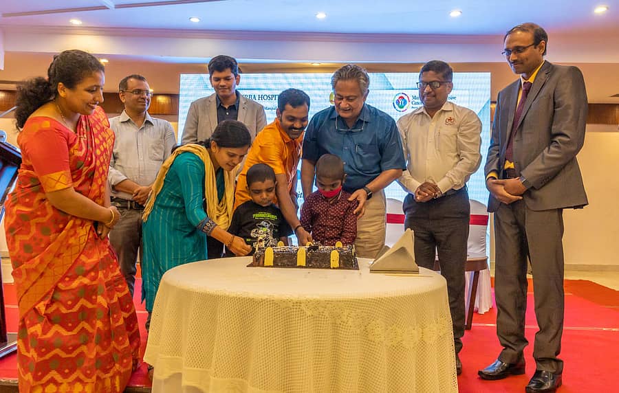 ಮಣಿಪಾಲದ ಕೆಎಂಸಿ ಆಸ್ಪತ್ರೆಯಲ್ಲಿ ಅಸ್ಥಿ ಮಜ್ಜೆ ಕಸಿ ಚಿಕಿತ್ಸೆ ಪಡೆದು ಗುಣಮುಖರಾದ ಮಕ್ಕಳು ಬುಧವಾರ ಓಷನ್ ಪರ್ಲ್ ಹೋಟೆ್ಲ್ನಲ್ಲಿ ನಡೆದ ಕಾರ್ಯಕ್ರಮದಲ್ಲಿ ಕೇಕ್ ಕತ್ತರಿಸಿದರು.