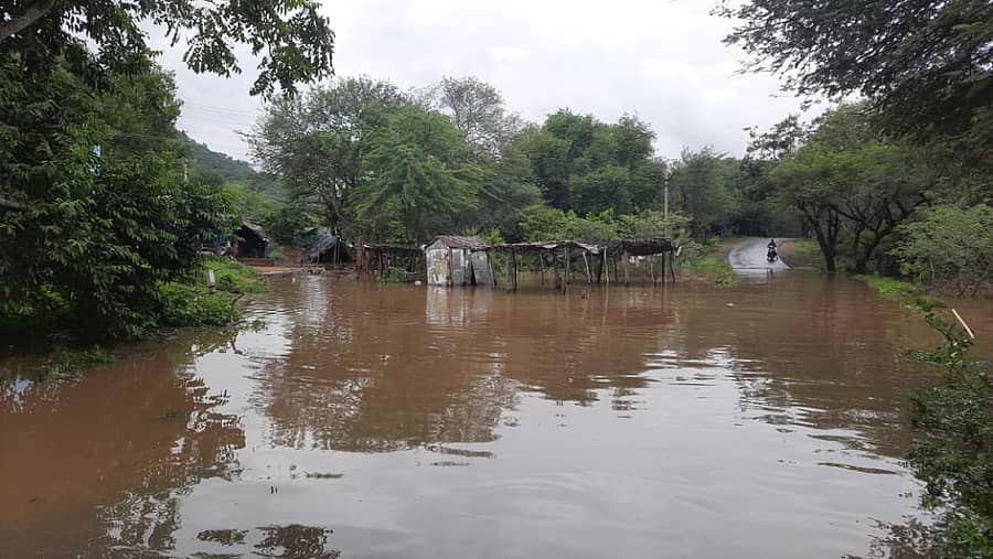 ನದಿ ಉಕ್ಕಿ ಹರಿಯುತ್ತಿರುವುದರಿಂದ ಹೊಗೆನಕಲ್ ಹಾಗೂ ಗೋಪಿನಾಥಂ ನಡುವಿನ ಸೇತುವೆ ಮೇಲೆ ನೀರು ಹರಿಯುತ್ತಿರುವ ದೃಶ್ಯ