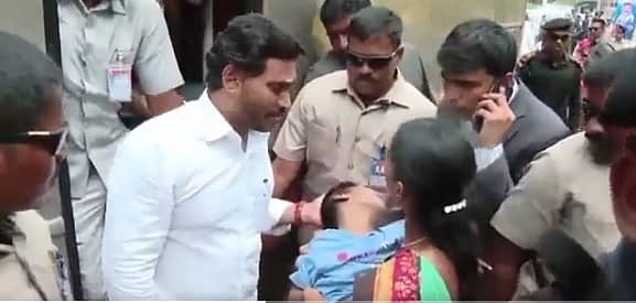 ವೈ.ಎಸ್‌. ಜಗನ್ ಮೋಹನ್ ರೆಡ್ಡಿ ಅವರು ಮಹಿಳೆಯೊಬ್ಬರ ಸಮಸ್ಯೆ ಅಲಿಸಿದರು. (ಟ್ವಿಟರ್ ಚಿತ್ರ)