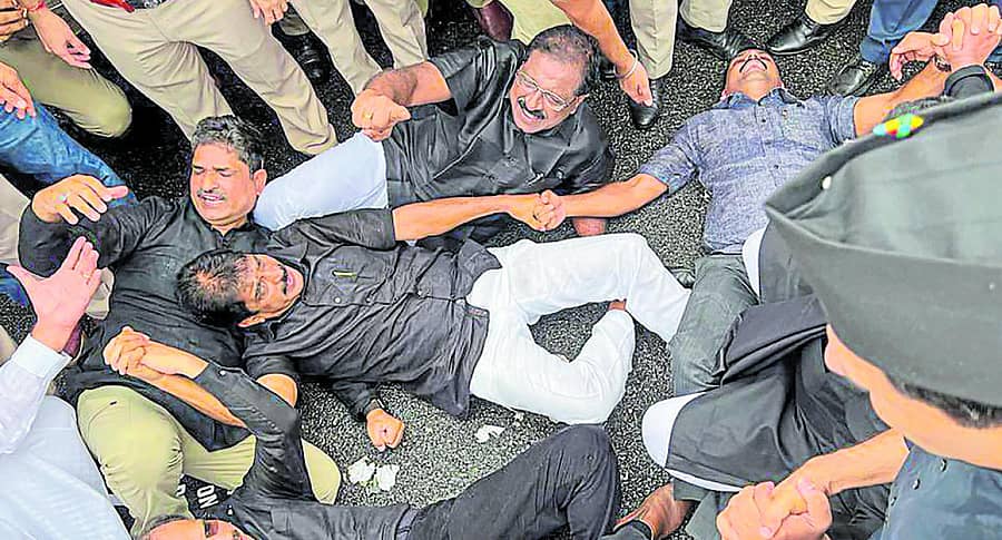 ಕಾಂಗ್ರೆಸ್‌ ಸಂಸದರು ಮತ್ತು ನಾಯಕರ ಪ್ರತಿಭಟನೆ ನಡೆಸಿದರು