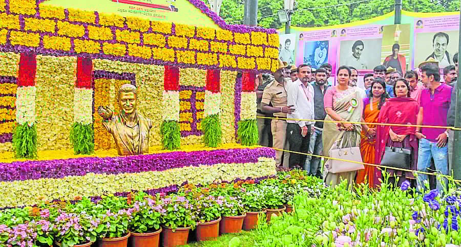 ಡಾ.ರಾಜ್ ಮತ್ತು ಪುನೀತ್ ರಾಜ್ಕುಮಾರ್ ಸ್ಮರಣಾರ್ಥ ಲಾಲ್ಬಾಗ್ನ ಗಾಜಿನ ಮನೆಯಲ್ಲಿ ಆಯೋಜಿಸಿರುವ ಫಲಪುಷ್ಪ ಪ್ರದರ್ಶನವನ್ನು ಡಾ.ರಾಜ್ ಕುಟುಂಬದವರು ವೀಕ್ಷಿಸಿದರು –ಪ್ರಜಾವಾಣಿ ಚಿತ್ರ