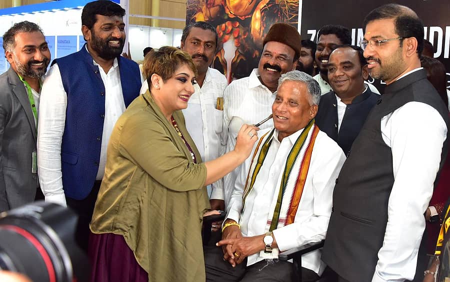 ಮೇಕಪ್ ಮಾಡಿಸಿಕೊಳ್ಳುವ ಮೂಲಕ ವಸ್ತು ಪ್ರದರ್ಶನಕ್ಕೆ ಸಚಿವ ವಿ.ಸೋಮಣ್ಣ ಚಾಲನೆ ನೀಡಿದರು. ಕಲ್ಪವಲ್ಲಿ ಸೌಹಾರ್ದ ಸಹಕಾರಿ ನಿಯಮಿತದ ಅಧ್ಯಕ್ಷ ಬಿ.ಗಂಗಾಧರ್, ಕಲಾವಿದ ಮುತ್ತುರಾಜ್, ನಿಗಮದ ಅಧ್ಯಕ್ಷ ಎಸ್.ನರೇಶ್‌ಕುಮಾರ್ ಇದ್ದರು. –ಪ್ರಜಾವಾಣಿ ಚಿತ್ರ