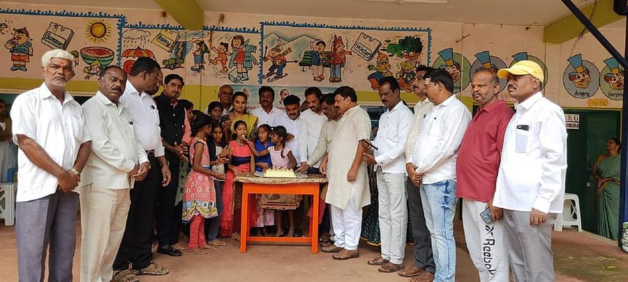 ಸಂಸದ ವಿ.ಶ್ರೀನಿವಾಸ ಪ್ರಸಾದ್ ಅವರ 76ನೇ ಜನ್ಮದಿನದ ಅಂಗವಾಗಿ ಅವರ ಅಭಿಮಾನಿಗಳು ಸೇವಾ ಭಾರತಿ ಪೂರ್ವ ಪ್ರಾಥಮಿಕ ಶಾಲೆಯಲ್ಲಿ ಹಮ್ಮಿಕೊಂಡಿದ್ದ ಸರಳ ಕಾರ್ಯಕ್ರಮದಲ್ಲಿ ಮಕ್ಕಳು ಕೇಕ್ ಕತ್ತರಿಸಿದರು. ಕಾಡಾ ಅಧ್ಯಕ್ಷ ನಿಜಗುಣರಾಜು, ಬಿಜೆಪಿ ಜಿಲ್ಲಾ ಘಟಕದ ಅಧ್ಯಕ್ಷ ಆರ್.ಸುಂದರ್ ಇತರರು ಇದ್ದರು