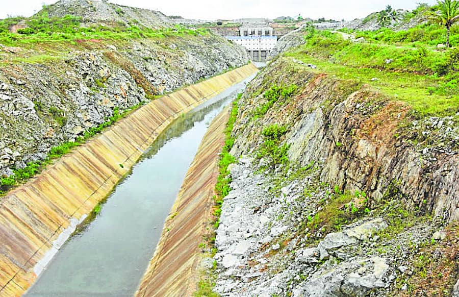 ಚಿಕ್ಕಮಗಳೂರು ಜಿಲ್ಲೆಯ ಅಜ್ಜಂಪುರ ಸಮೀಪದ ಸುರಂಗದ ಹೊರಗೆ ನಿರ್ಮಾಣವಾಗಿರುವ ಭದ್ರಾ ಮೇಲ್ದಂಡೆ ನಾಲೆಯಲ್ಲಿ ಹರಿಯುತ್ತಿರುವ ನೀರು.