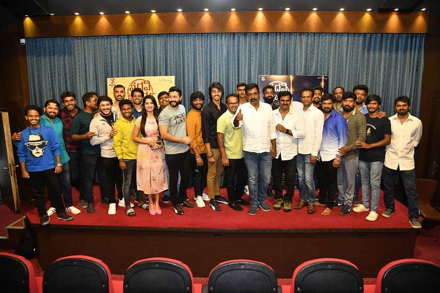 ‘ಪದವಿಪೂರ್ವ’ ಚಿತ್ರತಂಡದೊಂದಿಗೆ ಯೋಗರಾಜ್ ಭಟ್