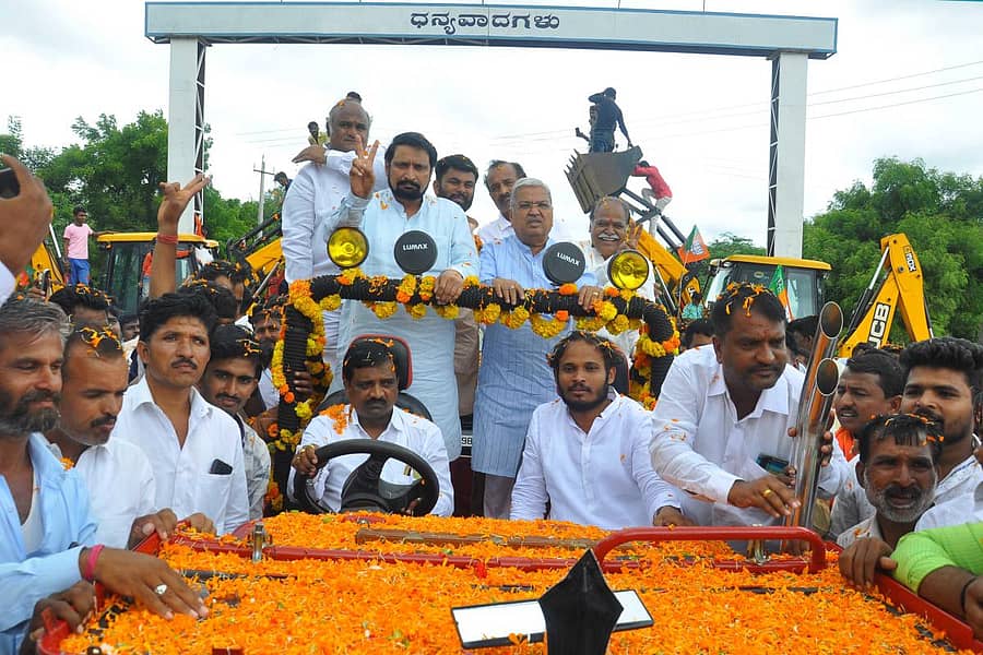 ನಾಗಠಾಣದಲ್ಲಿ ನೂತನ ಬಸ್‌ ನಿಲ್ದಾಣಕ್ಕೆ ಭೂಮಿ ಪೂಜೆ ನೆರವೇರಿಸಲು ಭಾನುವಾರ ಆಗಮಿಸಿದ ಸಚಿವ ಗೋವಿಂದ ಕಾರಜೋಳ ಮತ್ತು ವಿಧಾನ ಪರಿಷತ್‌ ಸದಸ್ಯ ಲಕ್ಷ್ಮಣ ಸವದಿ ಅವರನ್ನು ಅಲಿಯಾಬಾದ್‌ನಿಂದ ತೆರೆದ ವಾಹನದಲ್ಲಿ ಅದ್ದೂರಿ ಮೆರವಣಿಗೆ ಮಾಡಲಾಯಿತು–ಪ್ರಜಾವಾಣಿ ಚಿತ್ರ